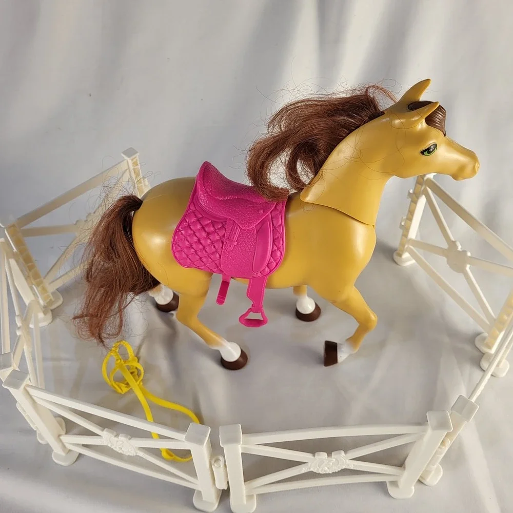 2018 Mattel BARBIE Horse from Hugs 'N' Horses With Hot Pink Saddle and Corral